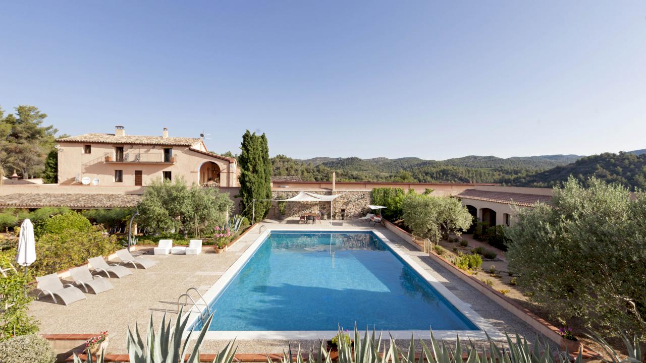 Spectacular Masía for sale with ancient olive trees and vineyards.