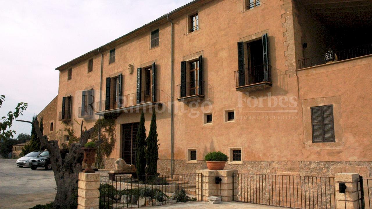 Magnificent rustic country house of Islamic origin with a pool and a game preserve in a privileged area of Mallorca.