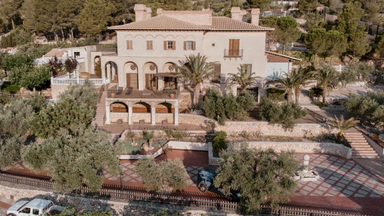 Mansion with its own oil production on 80 hectares of land with 1,000 ancient olive trees.