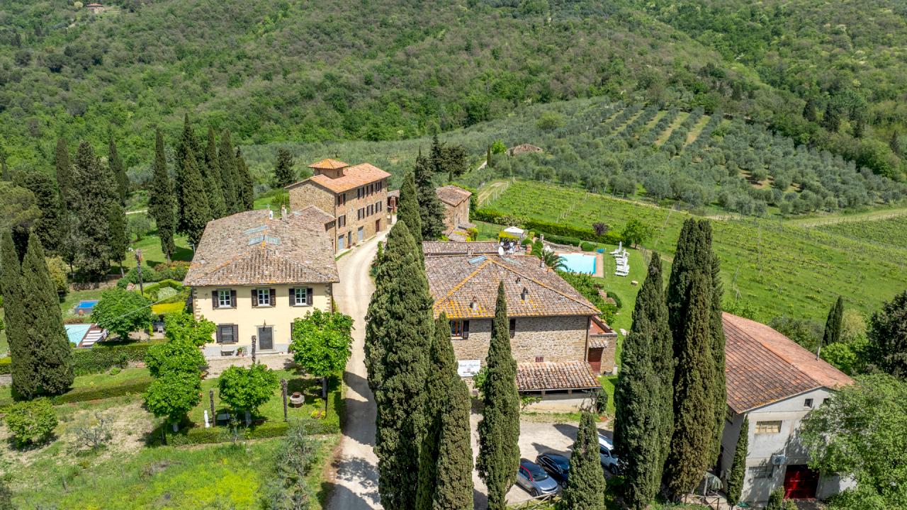 Aldea de piedra toscana con 8 apartamentos con piscina propia para enoturismo, aceite de oliva virgen extra y bodega de Chianti Classico..