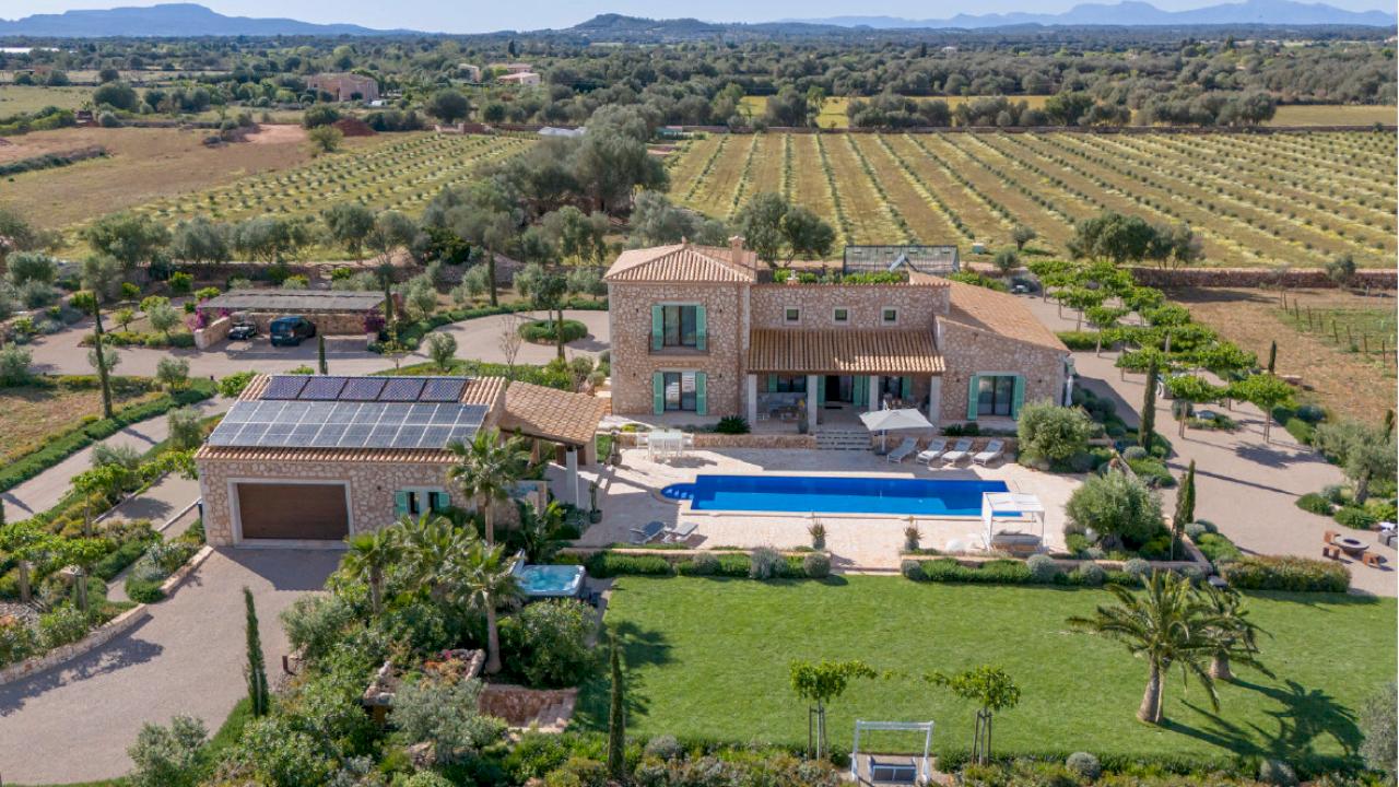 Villa con viñedos y olivos a 30 minutes del aeropuerto de Palma de Mallorca.