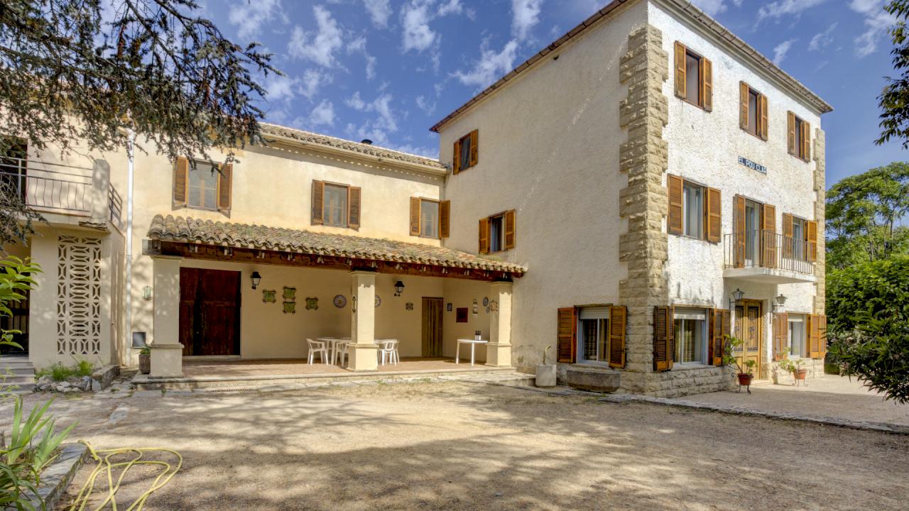 Finca rústica con cultivo de almendros y olivos junto al Pou Clar